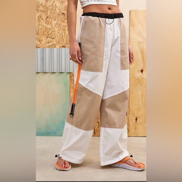 Urban Outfitters Other - Urban Outfitters Y2K Eden Parachute Wide Leg Slouchy Tan Cargo Pants Size Small